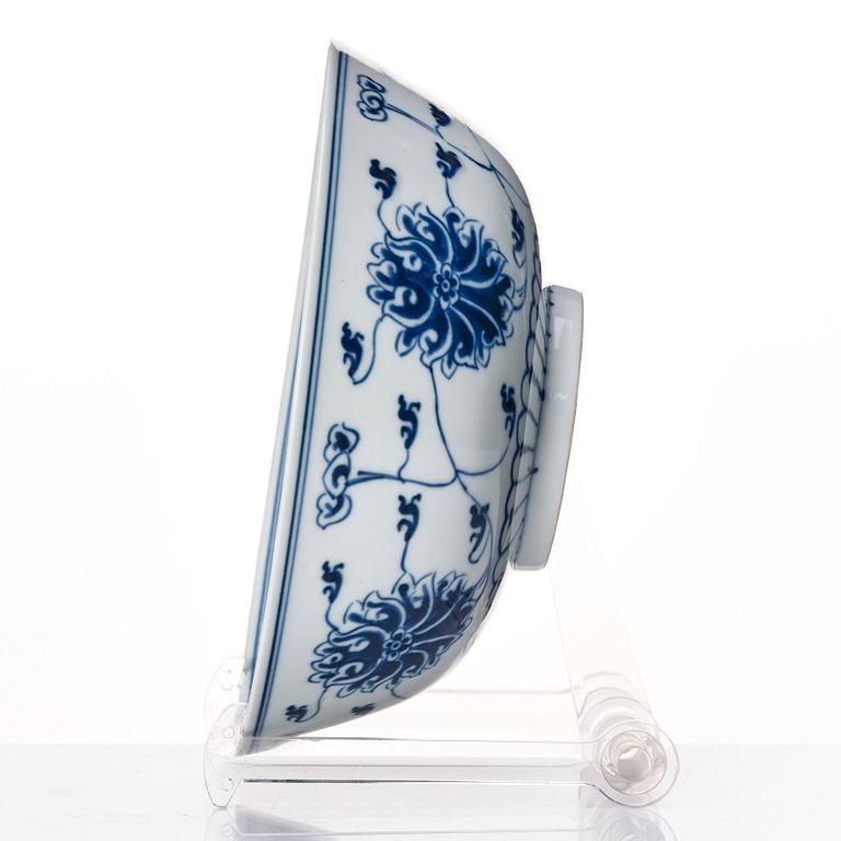 A blue and white lotus bowl, Qing dynasty, 19th Century.