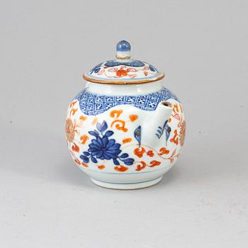 An imari teapot with cover, Qing dynasty, Qianlong (1736-95).