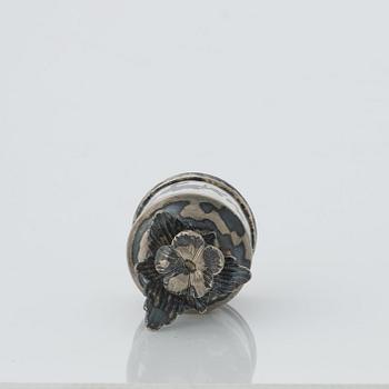 Lornez Vick (verksam i Ulricehamn 1766-1808), ättiksflaska med blått glas, silverpropp och fot. Rokoko.
