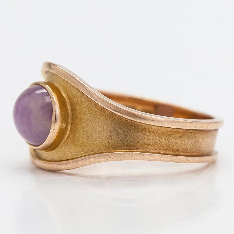 Bertel Gardberg, a 14K gold ring with a cabochon cut amethyst quartz, Westerback, Helsinki 1959.