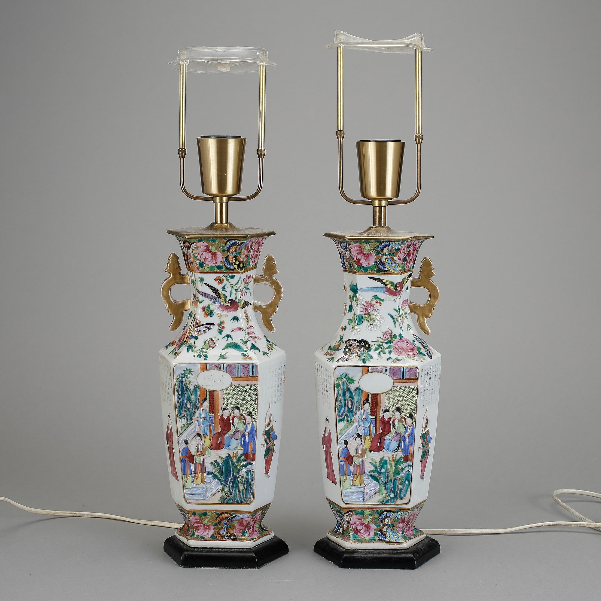 BORDSLAMPOR, ett par. Porslin. Kina, 1800-tal.