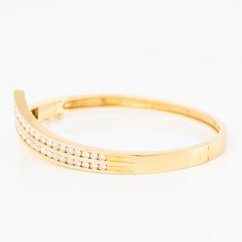 Bangle in 18K gold set with brilliant-cut diamonds.
