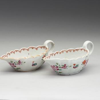 A pair of export porcelain famille rose sauce boats, Qing dynasty, Qianlong (1736-1795).