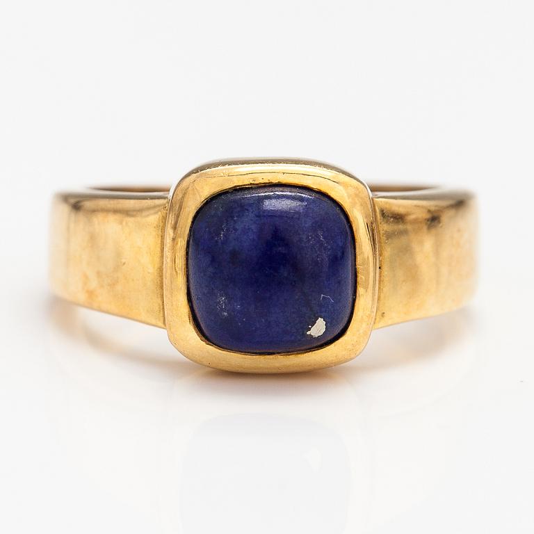 An 18K gold ring with a lapis lazuli. France.