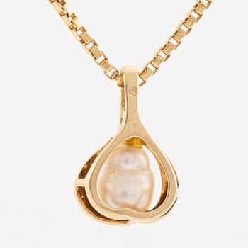 Pendant with chain in 18K gold featuring a cultured pearl and a diamond.