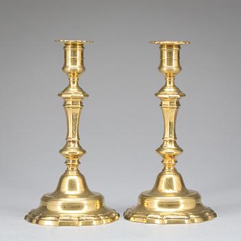 LJUSSTAKAR, ett par. Senbarock, 1700-tal.