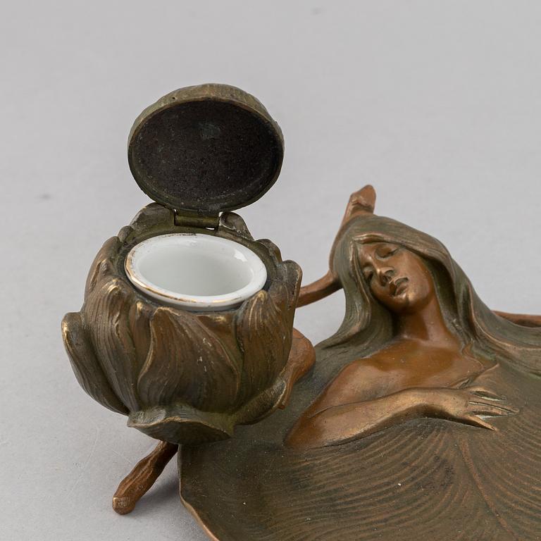 An Art Nouveau patinated bronze inkwell, first half of the 20th century.