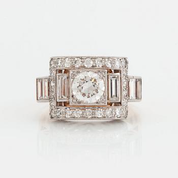 901. A COCKTAILRING set with round brilliant-, eight- and baguette-cut diamonds.