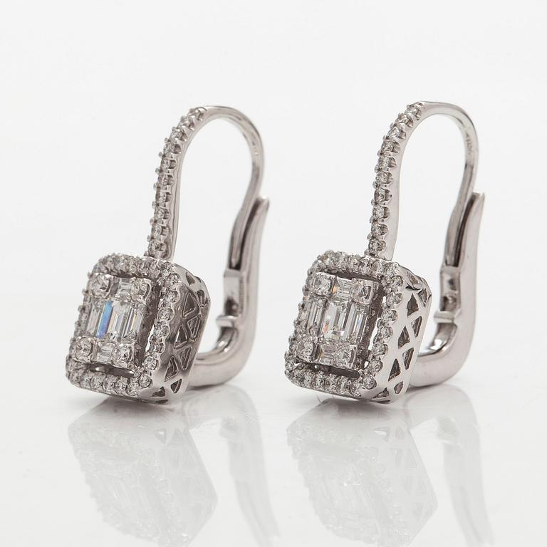 Korvakorut, 18K valkokultaa ja briljantti- ja baguettehiottuja timantteja.