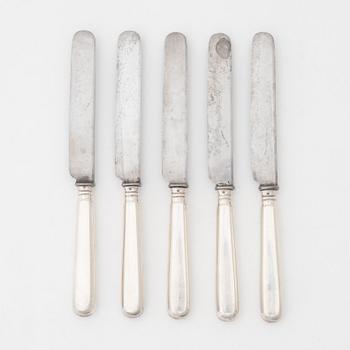 Karl Fabergé, five silver knives, with original steel blades, Moscow circa 1900.