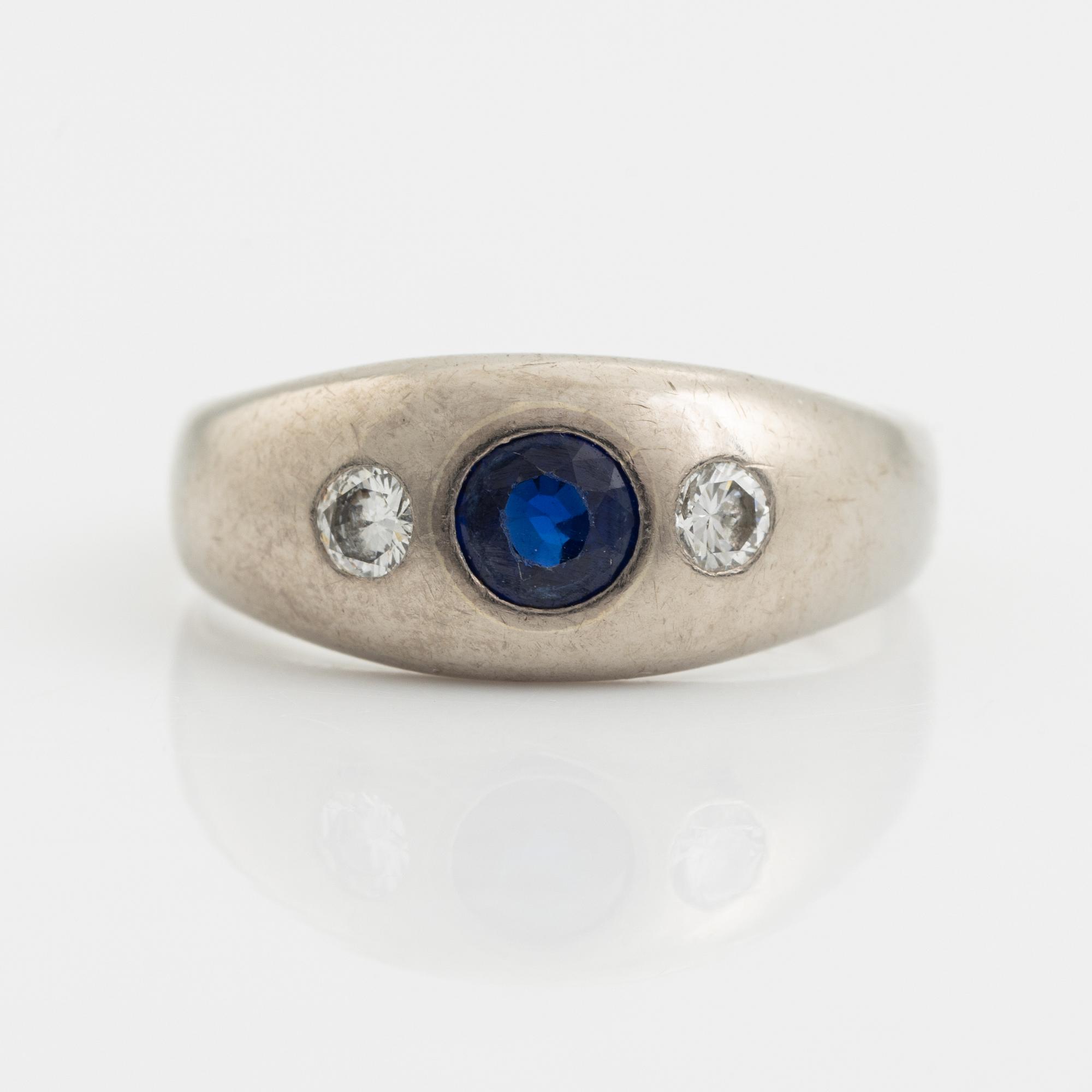 Ring 18K vitguld med en safir och runda briljantslipade diamanter.