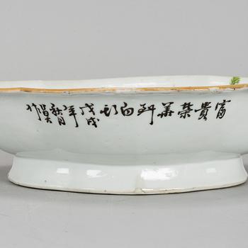 A Chinese famille rose footed dish, early 20th century.