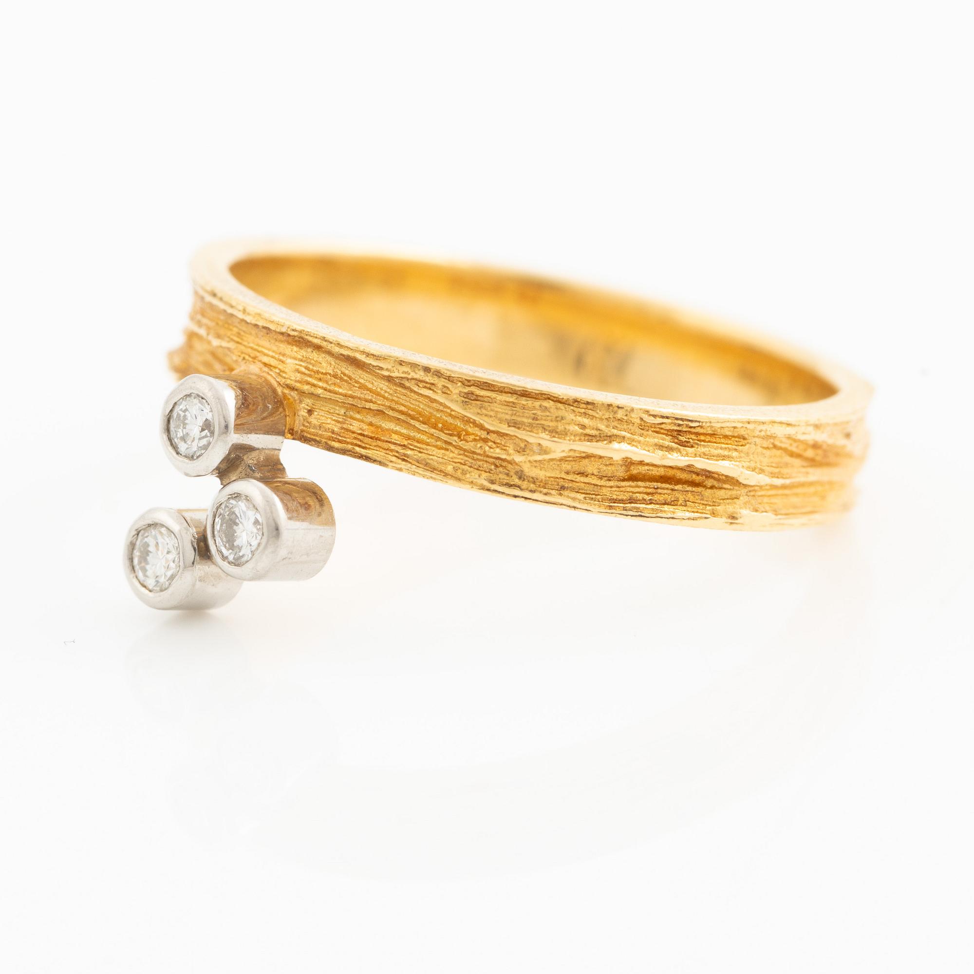 Björn Weckström, ring, 18K guld med tre runda briljantslipade diamanter, Finland 1975. För Lapponia.