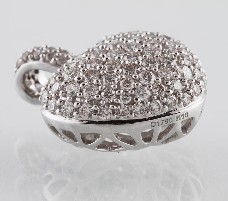 HÄNGE, 18K vitguld med 100 briljantslipade diamanter 1.80 ct. Vikt 6,0 gram.