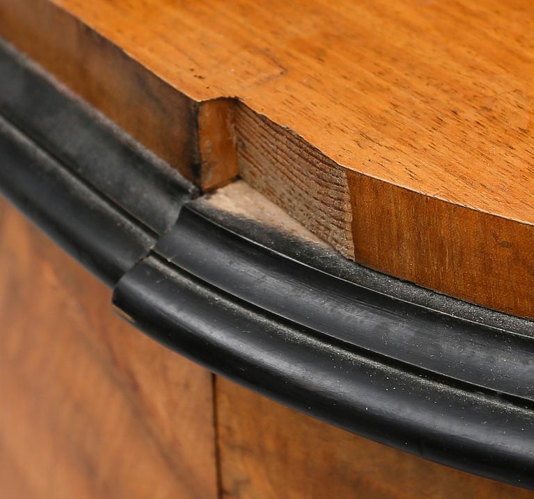 SPEGELSKÄNK, 1800-talets andra hälft.