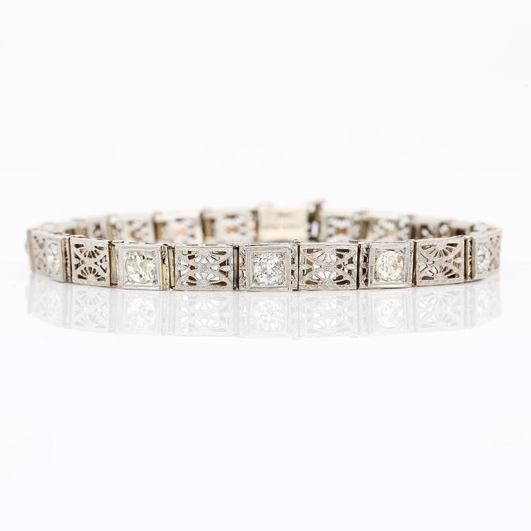 ARMBAND, platina och 14K gultguld med 6 gammalslipade diamanter tot ca 1,35 ct, andra hälft 1800-talet. Vikt 12,60 g.