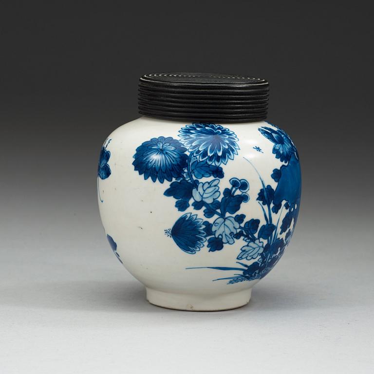 A blue and white vase, Qing dynasty Kangxi (1662-1722).