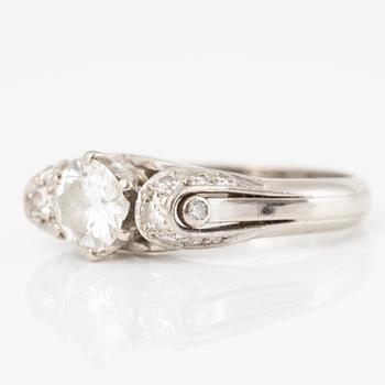 Ring, CG Hallberg, 18K guld med en rund briljantslipad diamant och åttkantslipade diamanter.