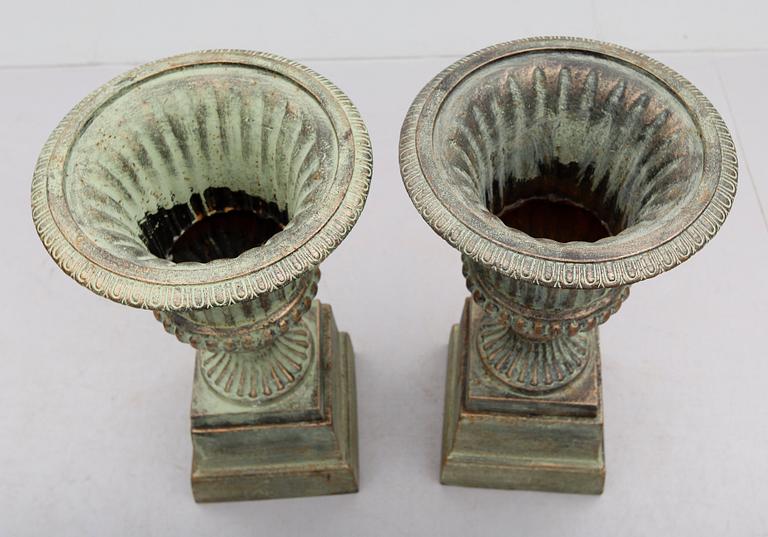 TRÄDGÅRDSURNOR, ett par, gjutjärn, samtida.