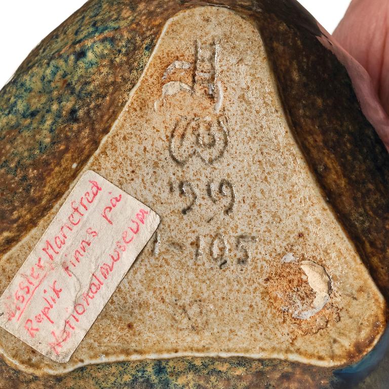 Anders & Bess Wissler, a stoneware pot with cover, Ateljé Solklinten, Mariefred, Sweden 1919.
