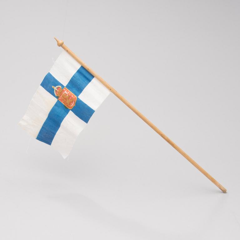 A hand flag of the 1918-20 Finnish state flag.