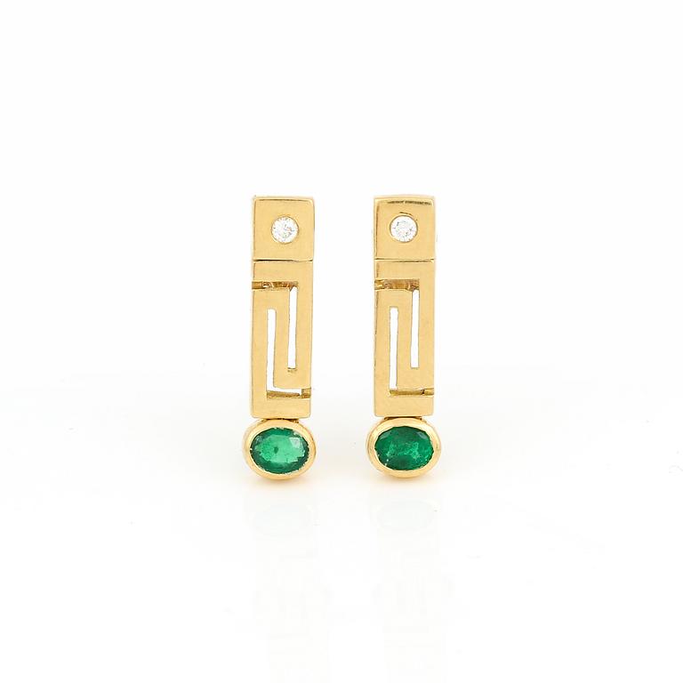 ÖRHÄNGEN, ett par, 18K guld med ovalslipade smaragder tot ca 0,35 ct och små diamanter tot ca 0,06 ct. Vikt ca 4,98 g.