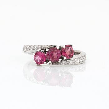 RING, 14K vitguld med rosa turmalin och briljantslipade diamanter tot ca 0,32 ct. Vikt 3,47 gram.