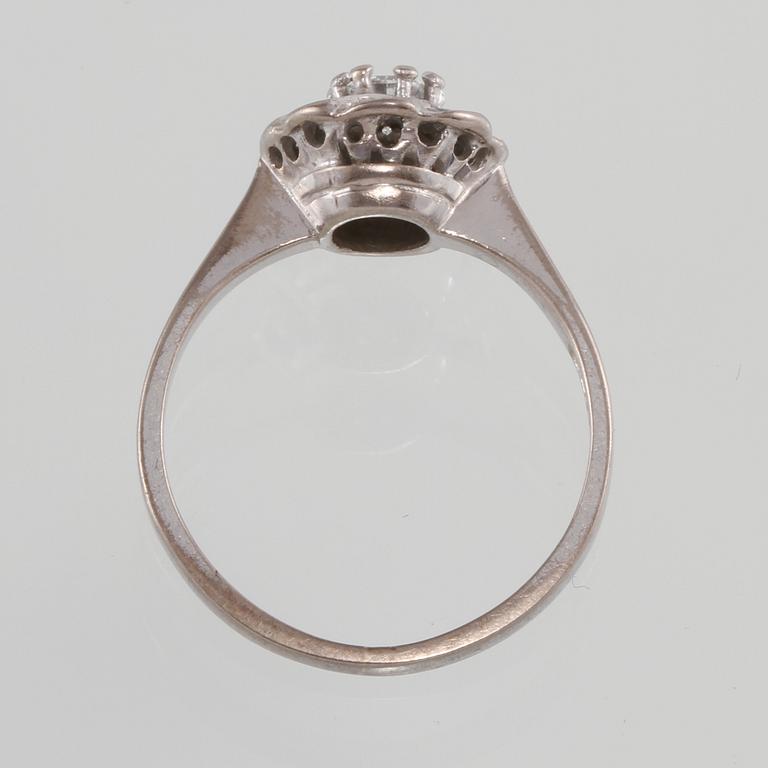 RING, 18K vitguld med briljantslipade diamanter totalt 0.28 ct, Marma guld, Alunda, 1988. Vikt 3,5 g.