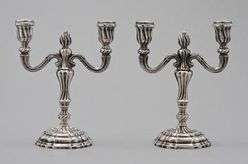 KANDELABRAR, ett par, sterlingsilver, bär importstämpel, 1900-talets andra hälft.