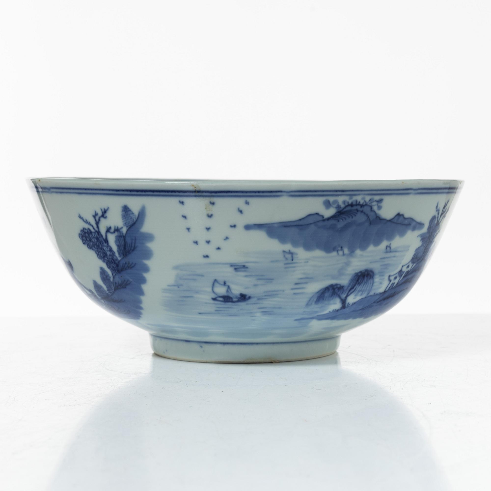 A blue and white export porcelain bowl, China, Qing dynasty early 19th century.