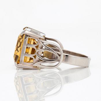 RING med gul beryll ca 30.00ct, Erik Flemming, Atelier Borgila 1969.