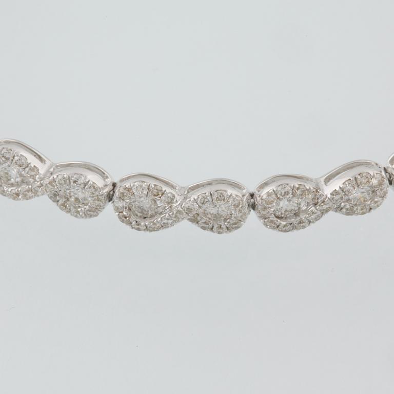 ARMBAND, 18K vitguld med 357 briljantslipade diamanter, 4.14 ct. Vikt 12,2 gram.