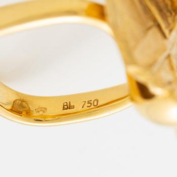 A ring, 18K gold with a fancy-cut smoky quartz and round brilliant-cut diamonds.