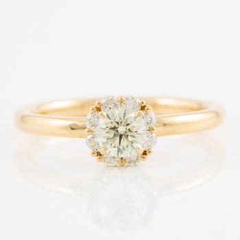 Ring with brilliant-cut diamonds.