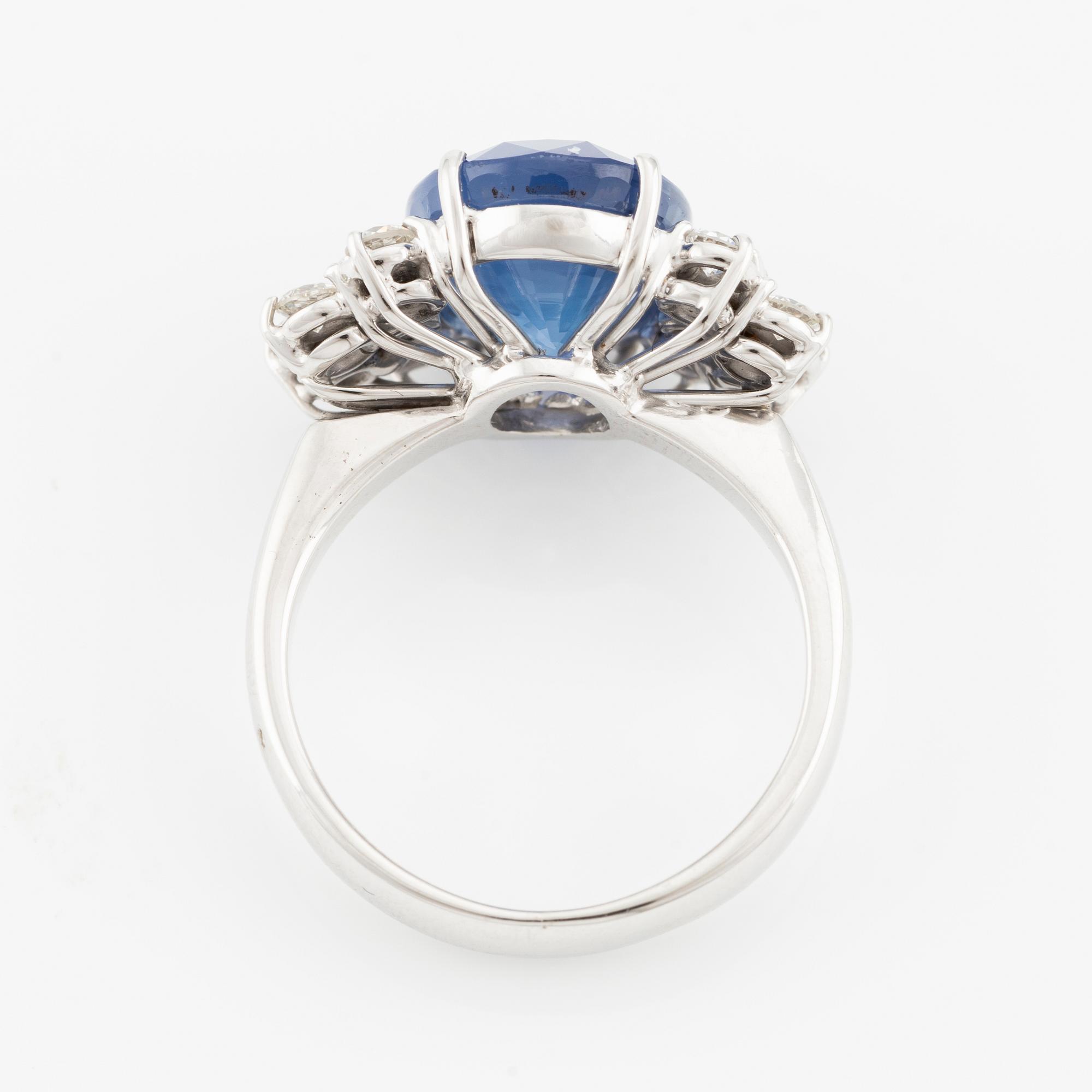 Ring in 18K gold with a faceted sapphire and round brilliant-cut diamonds.