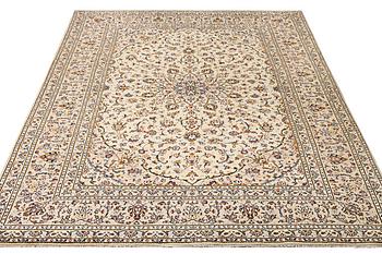 A Kashan carpet, c. 355 x 242 cm.