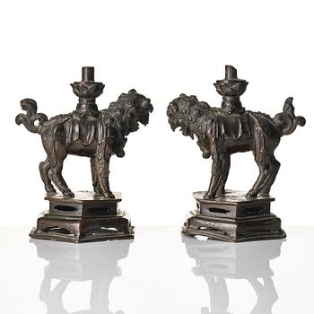 Rökelsehållare, ett par, brons. Yuan/Mingdynastin.