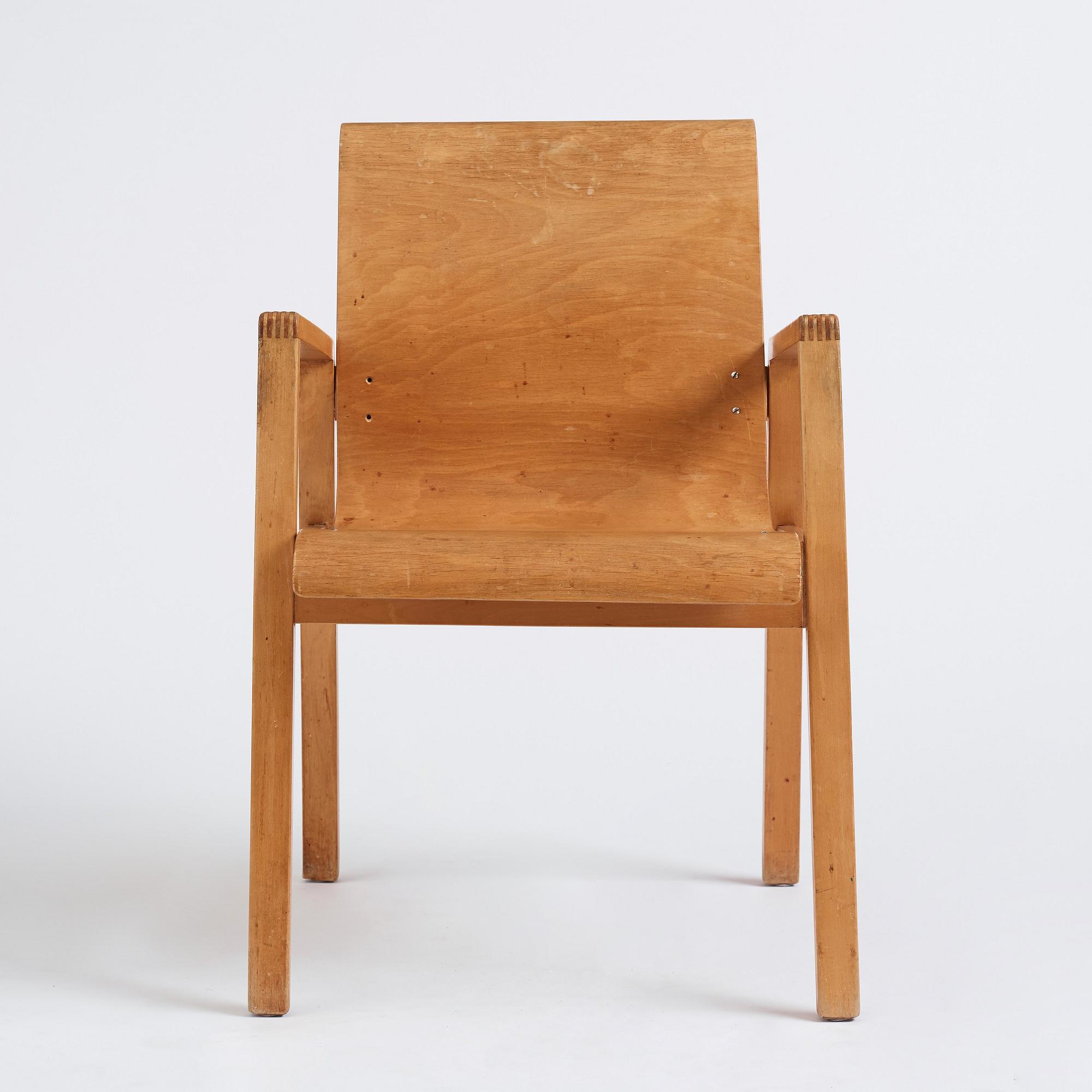 Alvar Aalto, a birch model '403' chair, O.Y. Huonekalu-ja Rakennustyötehdas, Finland mid 20th C. Alva & Gunnar Myrdal Collection.