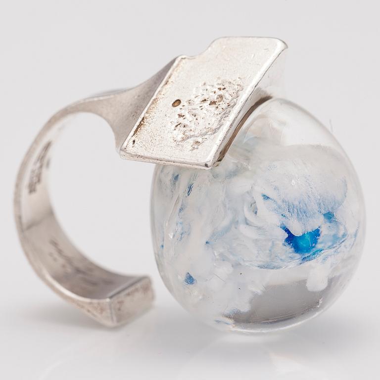 BJÖRN WECKSTRÖM, RING "Förstenad sjö", sterling silver och akryl. Lapponia 1973.