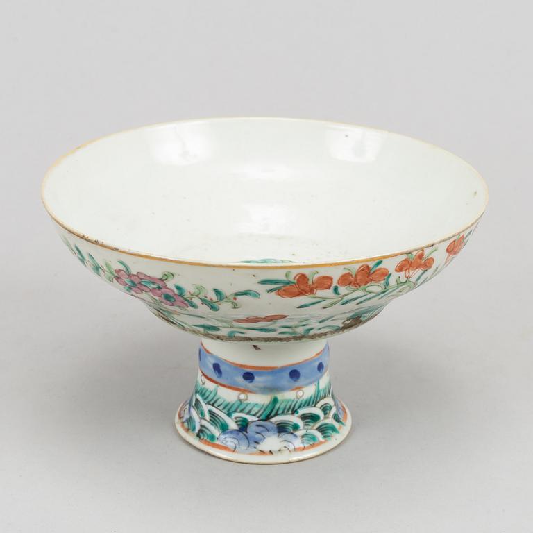 A famille rose footed dish, Qing dynasty, 19th century.