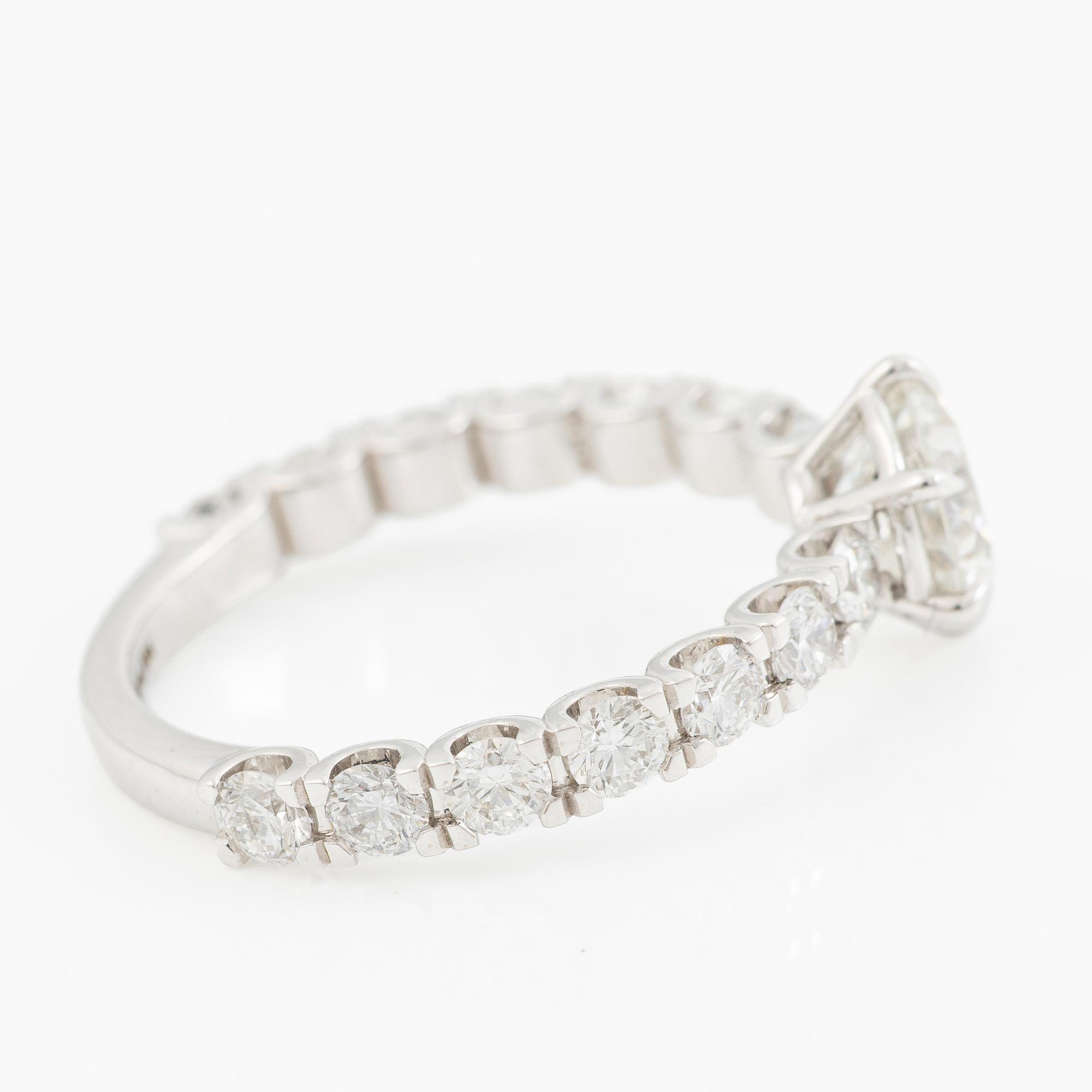 Ring 18K vitguld med briljantslipade diamanter medföljande IGI report.