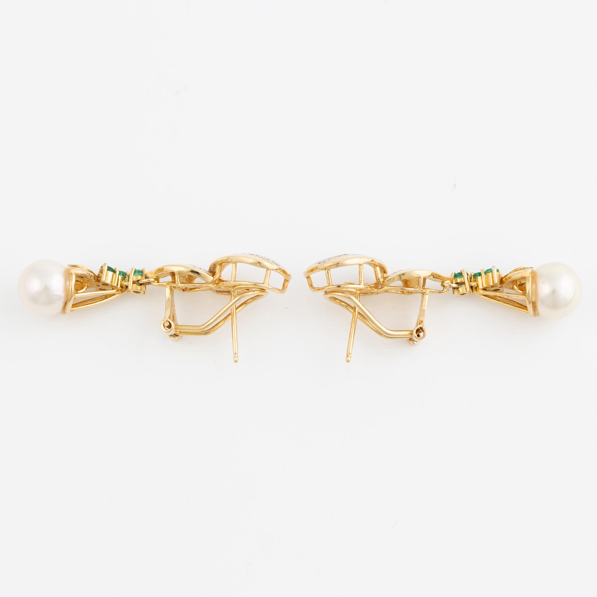 Örhängen, 18K guld med odlade pärlor, smaragder och briljantslipade diamanter.