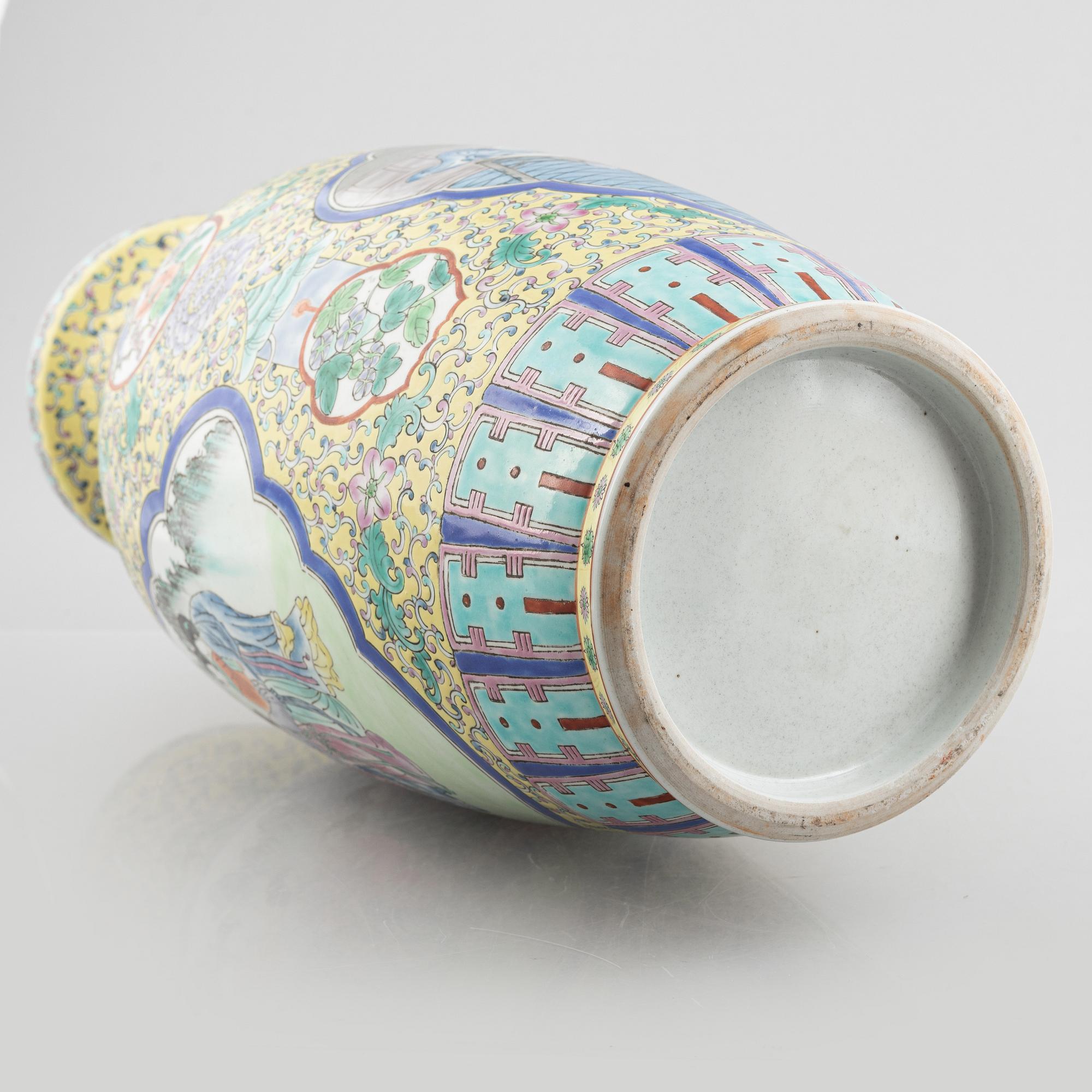 A Chinese porcelain vase, second half of te 20th century.