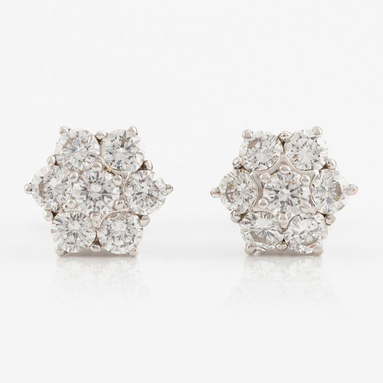 Örhängen, ett par, 18K vitguld med briljantslipade diamanter.