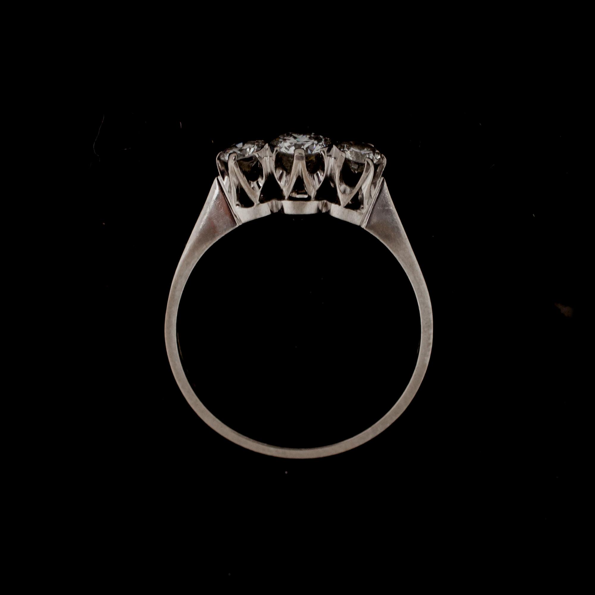RING, 18 k vitguld med briljantslipade diamanter, totalt ca 0,60 ct. G. Dahlgren, Malmö, 1960. Vikt ca 2,5 g.