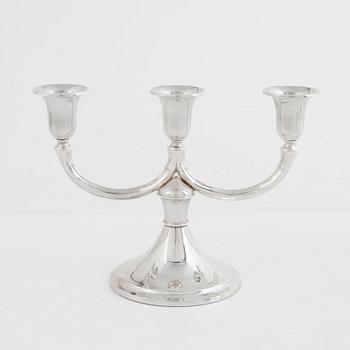 Ljusstake, bägare och vas, silver, bl.a. Gustaf Janson, CG Hallberg, Stockholm 1960.