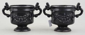 TRÄDGÅRDSURNOR, ett par, gjutjärn, möjligen "Girland" Stafsjö, troligen tidigt 1900-tal.