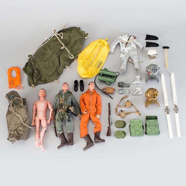 A lot of two Gi Joe figures and extre accessories, Hasbro, 1960/70s.