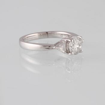 RING, 18K vitguld med briljantslipad diamant 1.03 ct samt 2 triangelslipade diamanter 0.17 ct. Vikt 4,4 gram.