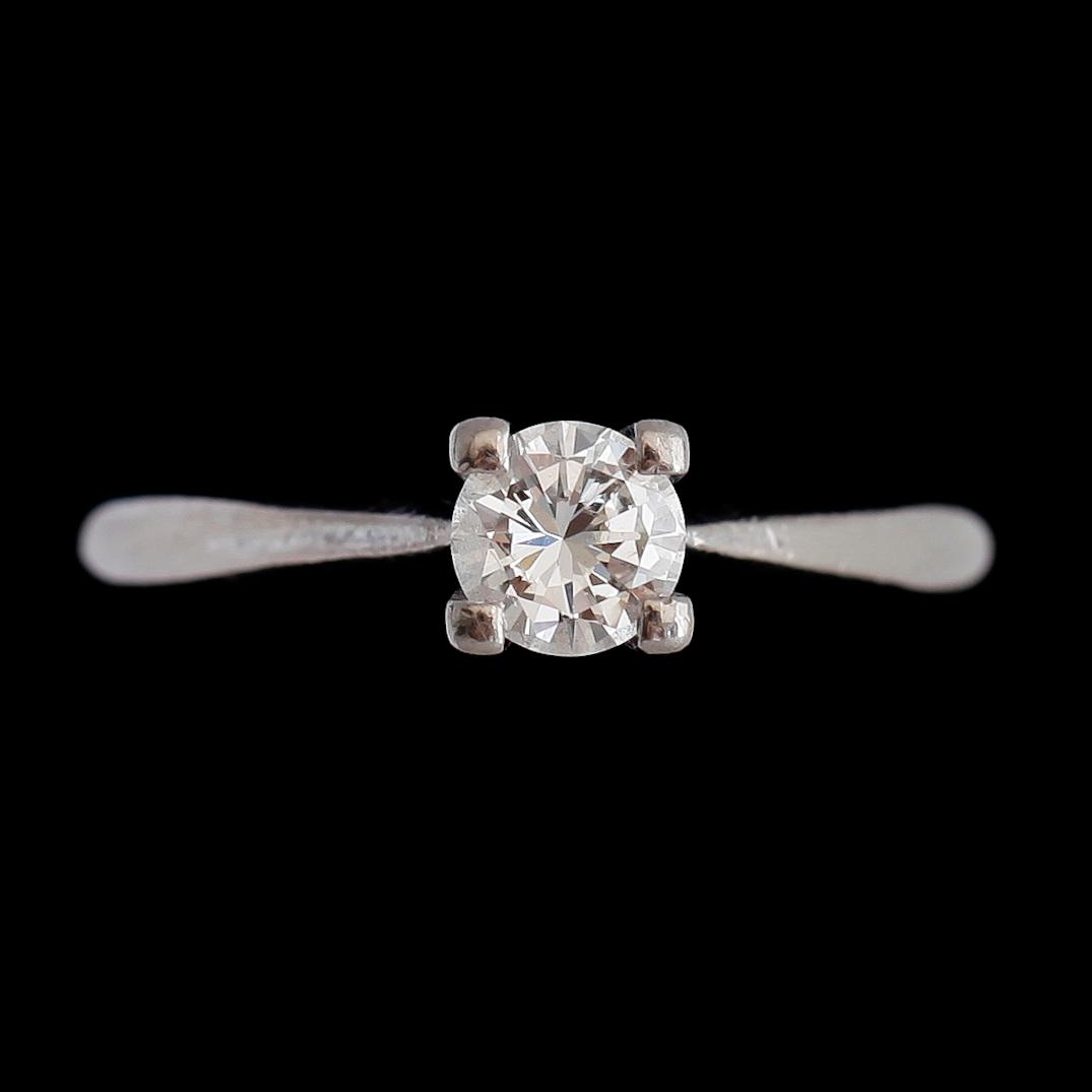 RING, 14K vitguld, briljantslipad diamant ca 0.60 ct. Vikt ca 3,7 g.